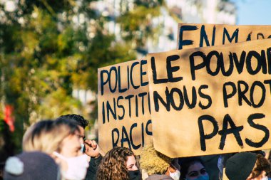 Reims France 28 Kasım 2020 Kimliği belirsiz göstericilerin yeni Küresel Güvenlik tasarısına karşı protesto gösterileri, Fransa 'da basın özgürlüğüne tehdit oluşturacağını beyan ediyor