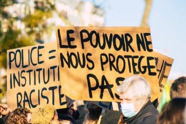 Reims France 28 Kasım 2020 Kimliği belirsiz göstericilerin yeni Küresel Güvenlik tasarısına karşı protesto gösterileri, Fransa 'da basın özgürlüğüne tehdit oluşturacağını beyan ediyor