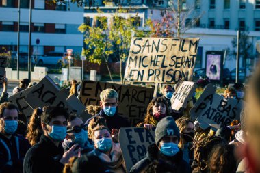 Reims France 28 Kasım 2020 Kimliği belirsiz göstericilerin yeni Küresel Güvenlik tasarısına karşı protesto gösterileri, Fransa 'da basın özgürlüğüne tehdit oluşturacağını beyan ediyor