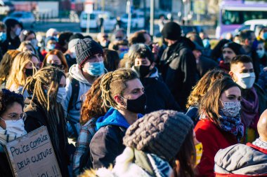 Reims France 28 Kasım 2020 Kimliği belirsiz göstericilerin yeni Küresel Güvenlik tasarısına karşı protesto gösterileri, Fransa 'da basın özgürlüğüne tehdit oluşturacağını beyan ediyor