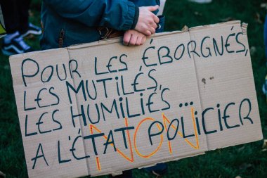 Reims France 28 Kasım 2020 Kimliği belirsiz göstericilerin yeni Küresel Güvenlik tasarısına karşı protesto gösterileri, Fransa 'da basın özgürlüğüne tehdit oluşturacağını beyan ediyor