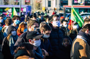 Reims France 28 Kasım 2020 Kimliği belirsiz göstericilerin yeni Küresel Güvenlik tasarısına karşı protesto gösterileri, Fransa 'da basın özgürlüğüne tehdit oluşturacağını beyan ediyor