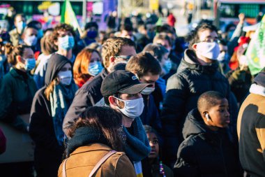 Reims France 28 Kasım 2020 Kimliği belirsiz göstericilerin yeni Küresel Güvenlik tasarısına karşı protesto gösterileri, Fransa 'da basın özgürlüğüne tehdit oluşturacağını beyan ediyor