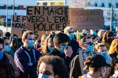 Reims France 28 Kasım 2020 Kimliği belirsiz göstericilerin yeni Küresel Güvenlik tasarısına karşı protesto gösterileri, Fransa 'da basın özgürlüğüne tehdit oluşturacağını beyan ediyor