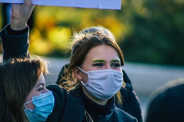 Reims France 28 Kasım 2020 Kimliği belirsiz göstericilerin yeni Küresel Güvenlik tasarısına karşı protesto gösterileri, Fransa 'da basın özgürlüğüne tehdit oluşturacağını beyan ediyor