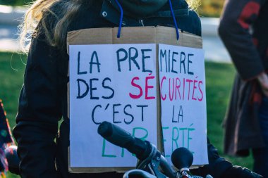 Reims France 28 Kasım 2020 Kimliği belirsiz göstericilerin yeni Küresel Güvenlik tasarısına karşı protesto gösterileri, Fransa 'da basın özgürlüğüne tehdit oluşturacağını beyan ediyor