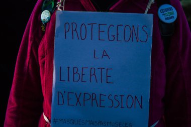 Reims France 28 Kasım 2020 Kimliği belirsiz göstericilerin yeni Küresel Güvenlik tasarısına karşı protesto gösterileri, Fransa 'da basın özgürlüğüne tehdit oluşturacağını beyan ediyor