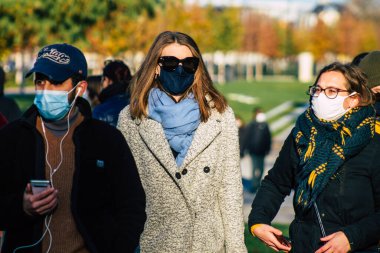 Reims France 28 Kasım 2020 Kimliği belirsiz göstericilerin yeni Küresel Güvenlik tasarısına karşı protesto gösterileri, Fransa 'da basın özgürlüğüne tehdit oluşturacağını beyan ediyor