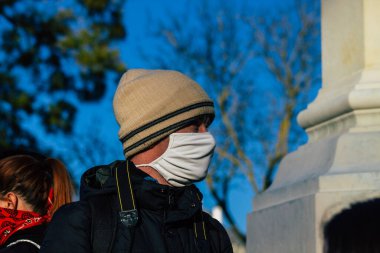 Reims France 28 Kasım 2020 Kimliği belirsiz göstericilerin yeni Küresel Güvenlik tasarısına karşı protesto gösterileri, Fransa 'da basın özgürlüğüne tehdit oluşturacağını beyan ediyor