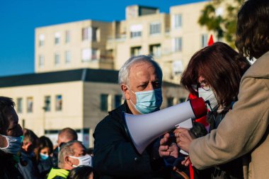 Reims France 28 Kasım 2020 Kimliği belirsiz göstericilerin yeni Küresel Güvenlik tasarısına karşı protesto gösterileri, Fransa 'da basın özgürlüğüne tehdit oluşturacağını beyan ediyor