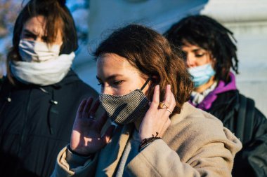 Reims France 28 Kasım 2020 Kimliği belirsiz göstericilerin yeni Küresel Güvenlik tasarısına karşı protesto gösterileri, Fransa 'da basın özgürlüğüne tehdit oluşturacağını beyan ediyor
