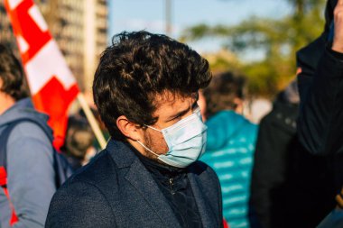 Reims France 28 Kasım 2020 Kimliği belirsiz göstericilerin yeni Küresel Güvenlik tasarısına karşı protesto gösterileri, Fransa 'da basın özgürlüğüne tehdit oluşturacağını beyan ediyor