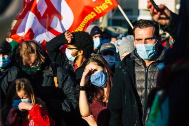 Reims France 28 Kasım 2020 Kimliği belirsiz göstericilerin yeni Küresel Güvenlik tasarısına karşı protesto gösterileri, Fransa 'da basın özgürlüğüne tehdit oluşturacağını beyan ediyor