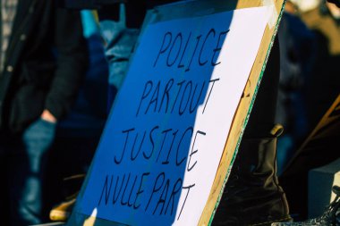 Reims France 28 Kasım 2020 Kimliği belirsiz göstericilerin yeni Küresel Güvenlik tasarısına karşı protesto gösterileri, Fransa 'da basın özgürlüğüne tehdit oluşturacağını beyan ediyor