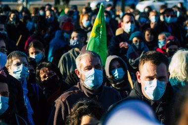Reims France 28 Kasım 2020 Kimliği belirsiz göstericilerin yeni Küresel Güvenlik tasarısına karşı protesto gösterileri, Fransa 'da basın özgürlüğüne tehdit oluşturacağını beyan ediyor
