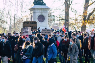Reims France 28 Kasım 2020 Kimliği belirsiz göstericilerin yeni Küresel Güvenlik tasarısına karşı protesto gösterileri, Fransa 'da basın özgürlüğüne tehdit oluşturacağını beyan ediyor