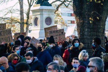 Reims France 28 Kasım 2020 Kimliği belirsiz göstericilerin yeni Küresel Güvenlik tasarısına karşı protesto gösterileri, Fransa 'da basın özgürlüğüne tehdit oluşturacağını beyan ediyor