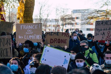 Reims France 28 Kasım 2020 Kimliği belirsiz göstericilerin yeni Küresel Güvenlik tasarısına karşı protesto gösterileri, Fransa 'da basın özgürlüğüne tehdit oluşturacağını beyan ediyor