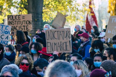 Reims France 28 Kasım 2020 Kimliği belirsiz göstericilerin yeni Küresel Güvenlik tasarısına karşı protesto gösterileri, Fransa 'da basın özgürlüğüne tehdit oluşturacağını beyan ediyor