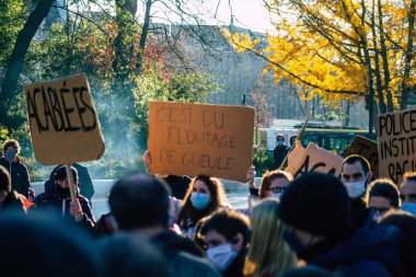Reims France 28 Kasım 2020 Kimliği belirsiz göstericilerin yeni Küresel Güvenlik tasarısına karşı protesto gösterileri, Fransa 'da basın özgürlüğüne tehdit oluşturacağını beyan ediyor