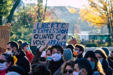 Reims France 28 Kasım 2020 Kimliği belirsiz göstericilerin yeni Küresel Güvenlik tasarısına karşı protesto gösterileri, Fransa 'da basın özgürlüğüne tehdit oluşturacağını beyan ediyor
