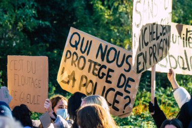 Reims France 28 Kasım 2020 Kimliği belirsiz göstericilerin yeni Küresel Güvenlik tasarısına karşı protesto gösterileri, Fransa 'da basın özgürlüğüne tehdit oluşturacağını beyan ediyor