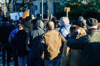 Reims France 28 Kasım 2020 Kimliği belirsiz göstericilerin yeni Küresel Güvenlik tasarısına karşı protesto gösterileri, Fransa 'da basın özgürlüğüne tehdit oluşturacağını beyan ediyor