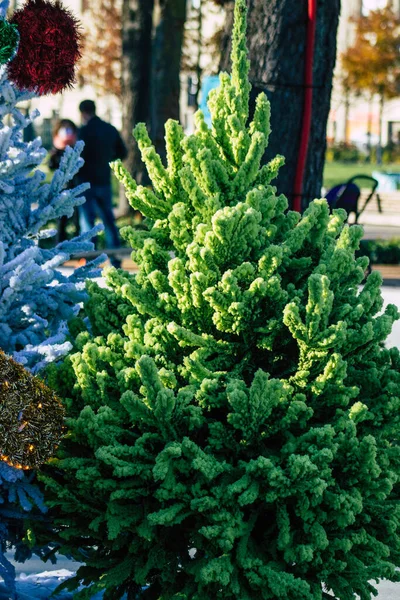 Reims Şehri Koronavirüs Salgını Sırasında Reims Sokaklarındaki Renkli Noel Süslemelerini — Stok fotoğraf