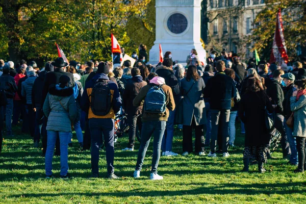 Reims France 28 Kasım 2020 Kimliği belirsiz göstericilerin yeni Küresel Güvenlik tasarısına karşı protesto gösterileri, Fransa 'da basın özgürlüğüne tehdit oluşturacağını beyan ediyor