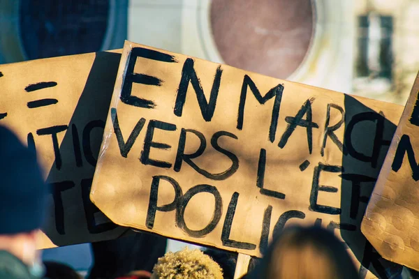 Reims France 28 Kasım 2020 Kimliği belirsiz göstericilerin yeni Küresel Güvenlik tasarısına karşı protesto gösterileri, Fransa 'da basın özgürlüğüne tehdit oluşturacağını beyan ediyor