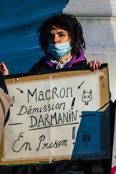 Reims France 28 Kasım 2020 Kimliği belirsiz göstericilerin yeni Küresel Güvenlik tasarısına karşı protesto gösterileri, Fransa 'da basın özgürlüğüne tehdit oluşturacağını beyan ediyor