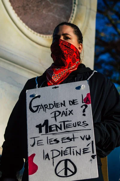 Reims France 28 Kasım 2020 Kimliği belirsiz göstericilerin yeni Küresel Güvenlik tasarısına karşı protesto gösterileri, Fransa 'da basın özgürlüğüne tehdit oluşturacağını beyan ediyor