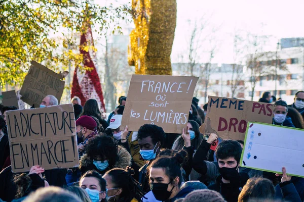 Reims France 28 Kasım 2020 Kimliği belirsiz göstericilerin yeni Küresel Güvenlik tasarısına karşı protesto gösterileri, Fransa 'da basın özgürlüğüne tehdit oluşturacağını beyan ediyor