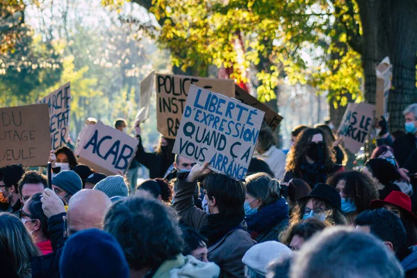 Reims France 28 Kasım 2020 Kimliği belirsiz göstericilerin yeni Küresel Güvenlik tasarısına karşı protesto gösterileri, Fransa 'da basın özgürlüğüne tehdit oluşturacağını beyan ediyor