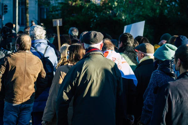 Reims France 28 Kasım 2020 Kimliği belirsiz göstericilerin yeni Küresel Güvenlik tasarısına karşı protesto gösterileri, Fransa 'da basın özgürlüğüne tehdit oluşturacağını beyan ediyor