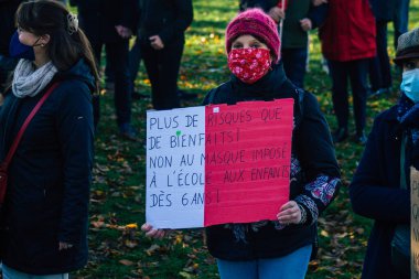 Reims France 28 Kasım 2020 Kimliği belirsiz göstericilerin yeni Küresel Güvenlik tasarısına karşı protesto gösterileri, Fransa 'da basın özgürlüğüne tehdit oluşturacağını beyan ediyor