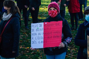 Reims France 28 Kasım 2020 Kimliği belirsiz göstericilerin yeni Küresel Güvenlik tasarısına karşı protesto gösterileri, Fransa 'da basın özgürlüğüne tehdit oluşturacağını beyan ediyor