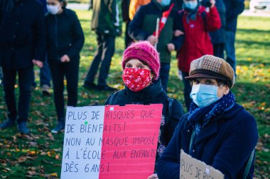 Reims France 28 Kasım 2020 Kimliği belirsiz göstericilerin yeni Küresel Güvenlik tasarısına karşı protesto gösterileri, Fransa 'da basın özgürlüğüne tehdit oluşturacağını beyan ediyor