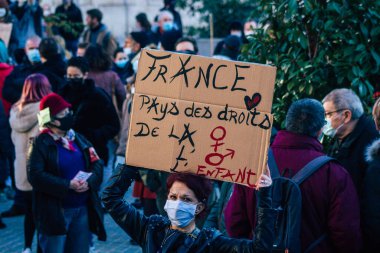 Reims France 28 Kasım 2020 Kimliği belirsiz göstericilerin yeni Küresel Güvenlik tasarısına karşı protesto gösterileri, Fransa 'da basın özgürlüğüne tehdit oluşturacağını beyan ediyor