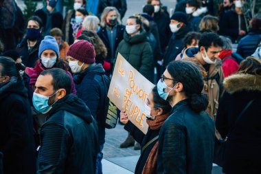 Reims France 28 Kasım 2020 Kimliği belirsiz göstericilerin yeni Küresel Güvenlik tasarısına karşı protesto gösterileri, Fransa 'da basın özgürlüğüne tehdit oluşturacağını beyan ediyor