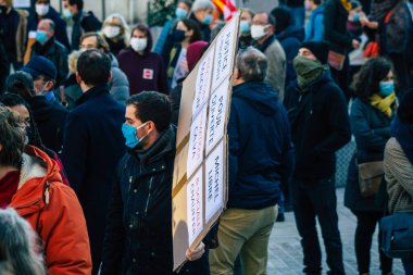 Reims France 28 Kasım 2020 Kimliği belirsiz göstericilerin yeni Küresel Güvenlik tasarısına karşı protesto gösterileri, Fransa 'da basın özgürlüğüne tehdit oluşturacağını beyan ediyor