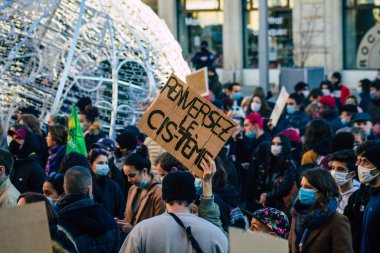 Reims France 28 Kasım 2020 Kimliği belirsiz göstericilerin yeni Küresel Güvenlik tasarısına karşı protesto gösterileri, Fransa 'da basın özgürlüğüne tehdit oluşturacağını beyan ediyor