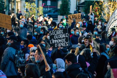 Reims France 28 Kasım 2020 Kimliği belirsiz göstericilerin yeni Küresel Güvenlik tasarısına karşı protesto gösterileri, Fransa 'da basın özgürlüğüne tehdit oluşturacağını beyan ediyor