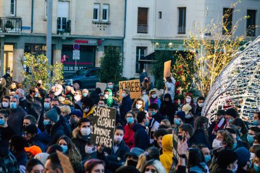 Reims France 28 Kasım 2020 Kimliği belirsiz göstericilerin yeni Küresel Güvenlik tasarısına karşı protesto gösterileri, Fransa 'da basın özgürlüğüne tehdit oluşturacağını beyan ediyor