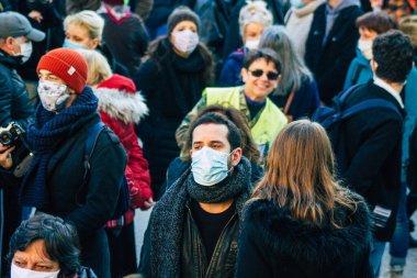 Reims France 28 Kasım 2020 Kimliği belirsiz göstericilerin yeni Küresel Güvenlik tasarısına karşı protesto gösterileri, Fransa 'da basın özgürlüğüne tehdit oluşturacağını beyan ediyor