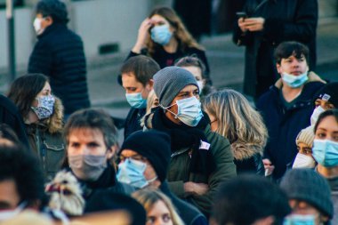 Reims France 28 Kasım 2020 Kimliği belirsiz göstericilerin yeni Küresel Güvenlik tasarısına karşı protesto gösterileri, Fransa 'da basın özgürlüğüne tehdit oluşturacağını beyan ediyor