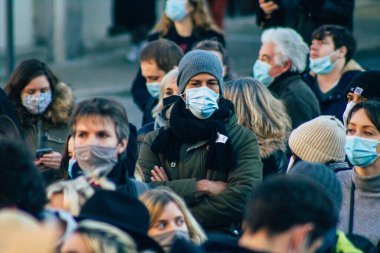 Reims France 28 Kasım 2020 Kimliği belirsiz göstericilerin yeni Küresel Güvenlik tasarısına karşı protesto gösterileri, Fransa 'da basın özgürlüğüne tehdit oluşturacağını beyan ediyor