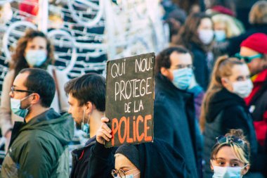 Reims France 28 Kasım 2020 Kimliği belirsiz göstericilerin yeni Küresel Güvenlik tasarısına karşı protesto gösterileri, Fransa 'da basın özgürlüğüne tehdit oluşturacağını beyan ediyor