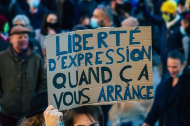 Reims France 28 Kasım 2020 Kimliği belirsiz göstericilerin yeni Küresel Güvenlik tasarısına karşı protesto gösterileri, Fransa 'da basın özgürlüğüne tehdit oluşturacağını beyan ediyor