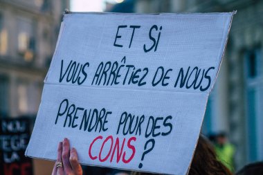 Reims France 28 Kasım 2020 Kimliği belirsiz göstericilerin yeni Küresel Güvenlik tasarısına karşı protesto gösterileri, Fransa 'da basın özgürlüğüne tehdit oluşturacağını beyan ediyor